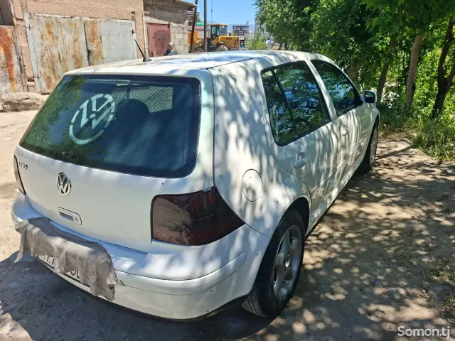Volkswagen Golf 1999 · 1.6 MT