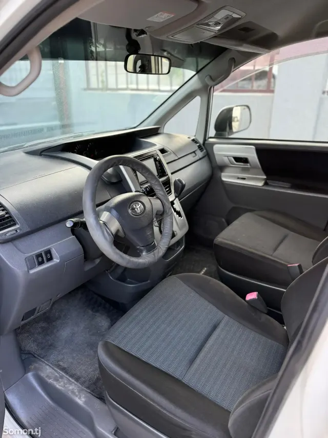 Toyota Voxy 2007 · 1.8 AT