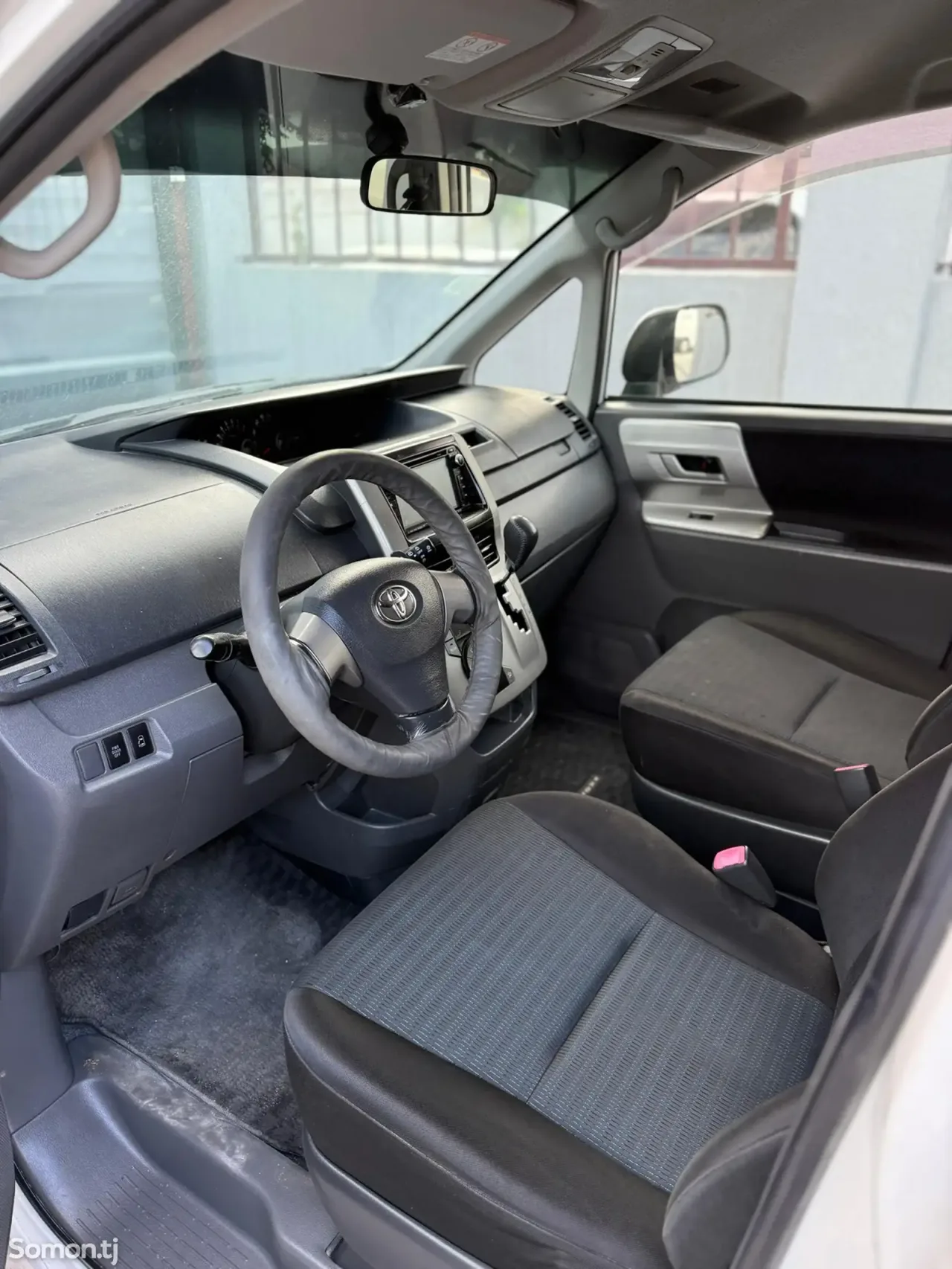 Toyota Voxy 2007 · 1.8 AT