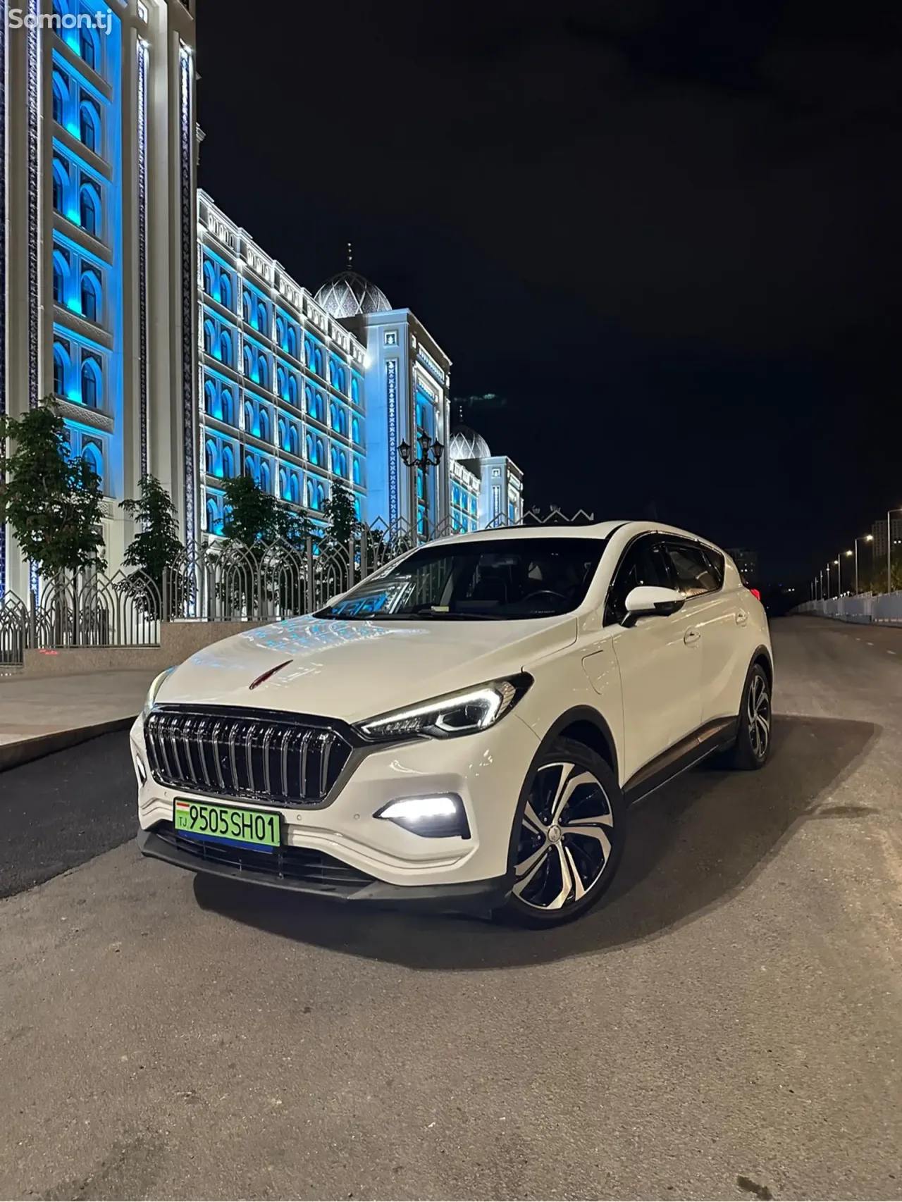 Hongqi E-HS3 2020 · AT