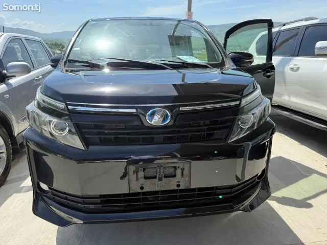 Toyota Voxy 2014 · 1.8 AT