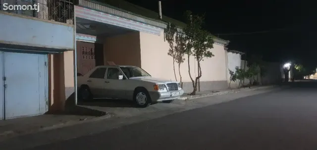 Mercedes-Benz W124 1993 · 2.0 MT