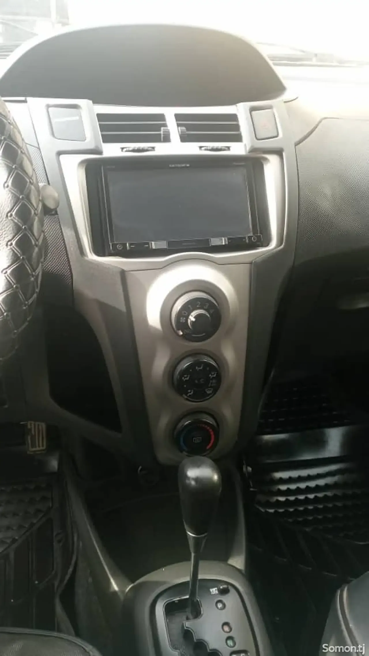 Toyota Vitz 2009 · 1.3 AT