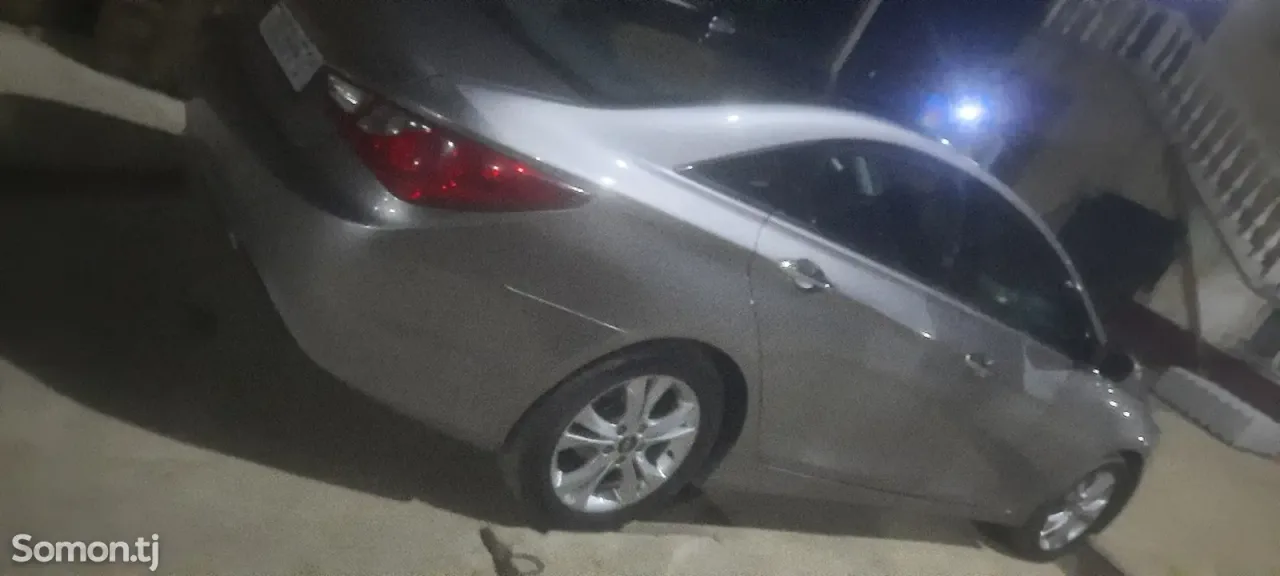 Hyundai Elantra 2012 · AT