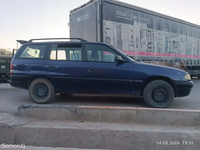 Opel Astra F 1993 · 1.6 MT
