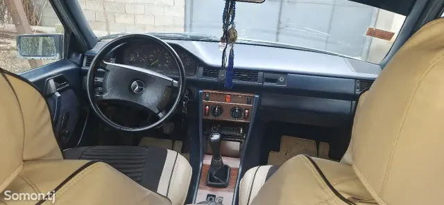Mercedes-Benz W124 1989 · 2.5 MT