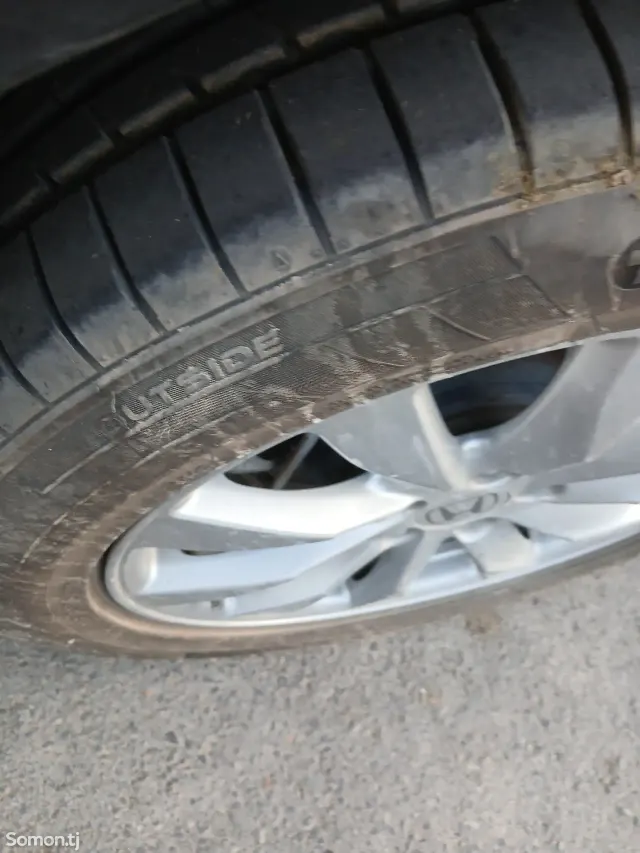 Honda CR-V 2011 · 2.4 AT
