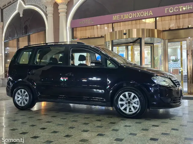 Volkswagen Touran 2007 · 1.4 MT