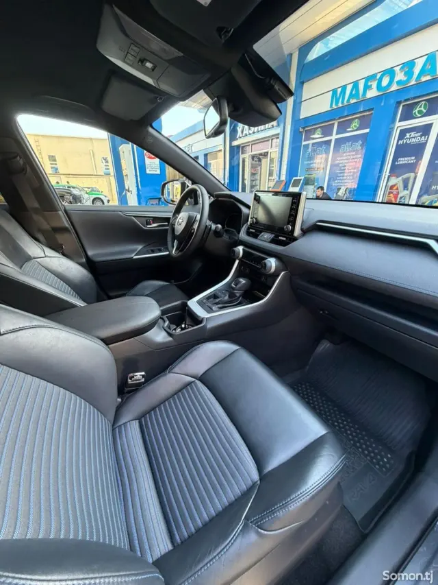 Toyota RAV 4 2021 · 2.5 AT