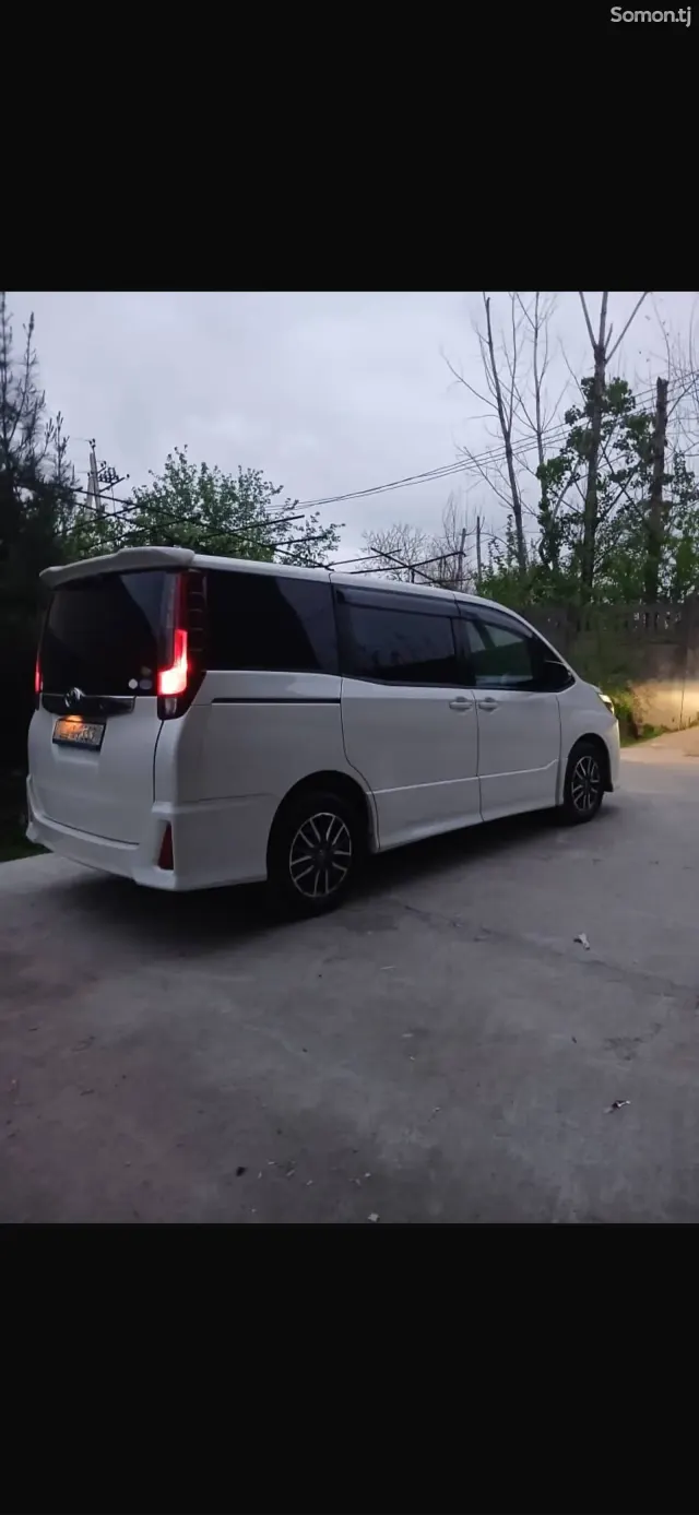 Toyota Voxy 2014 · 2.0 AT