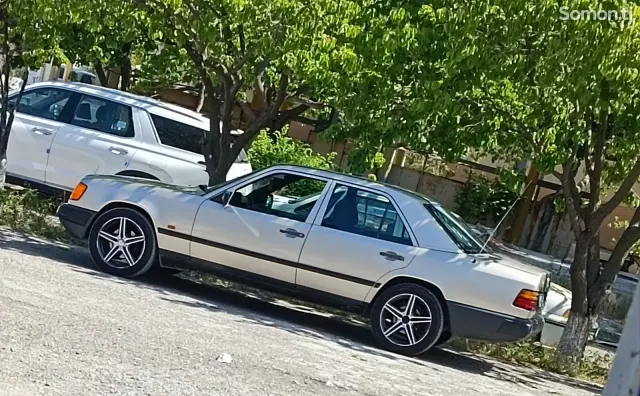 Mercedes-Benz W124 1988 · 2.0 MT