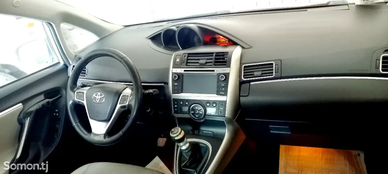 Toyota Verso 2015 · 1.6 MT