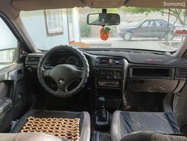 Opel Vectra A 1992 · 1.6 MT