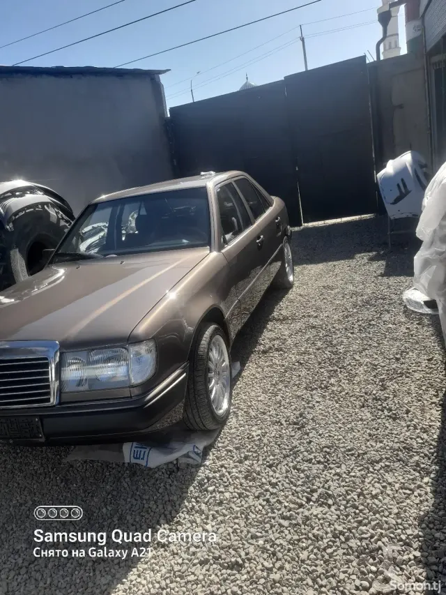 Mercedes-Benz W124 1988 · 2.0 MT