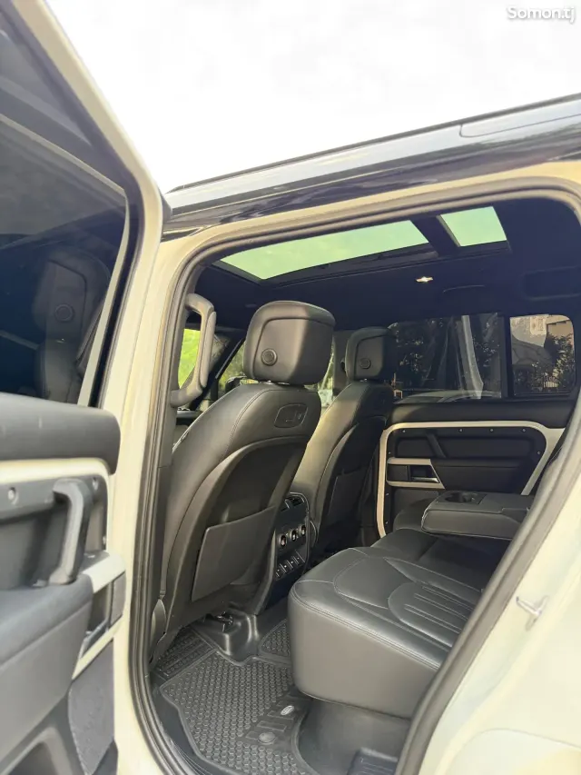 Land Rover Defender 2021 · 3.0 AT
