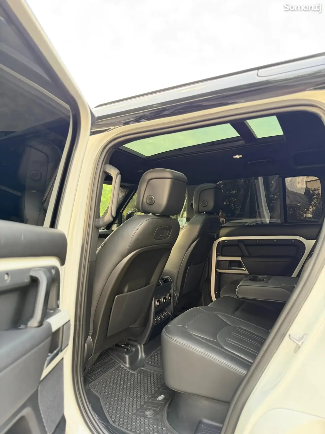 Land Rover Defender 2021 · 3.0 AT