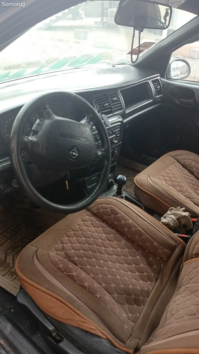 Opel Vectra B 1997 · 1.6 MT