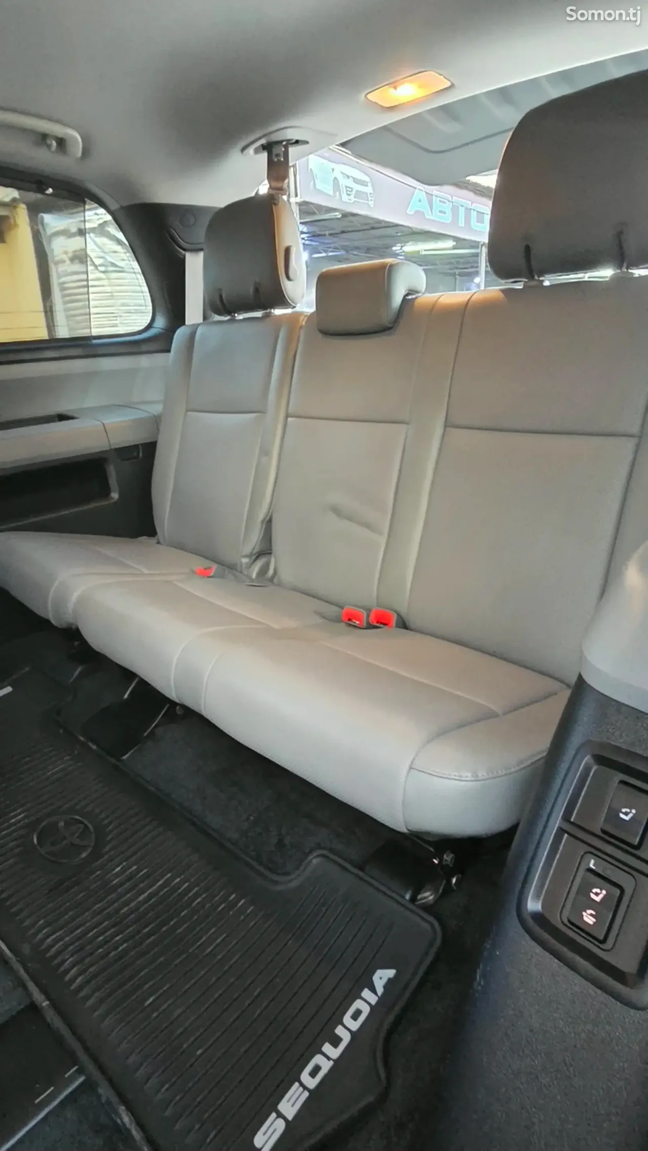 Toyota Sequoia 2018 · 5.7 AT