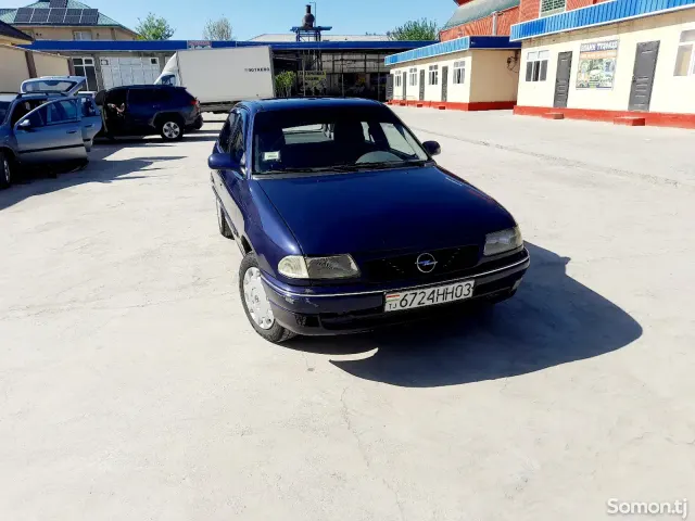 Opel Astra F 1993 · 1.6 MT