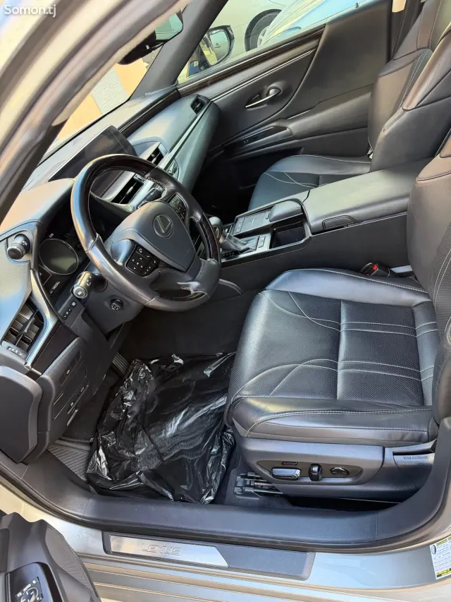 Lexus ES series 2019 · 3.0 AT