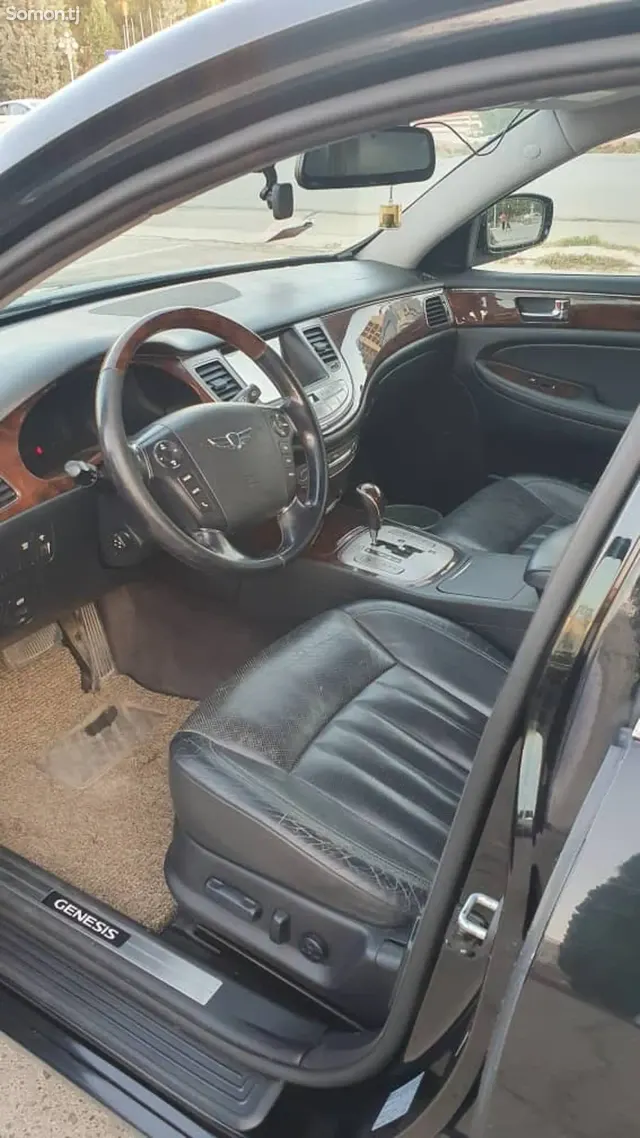 Hyundai Genesis 2008 · 3.8 AT