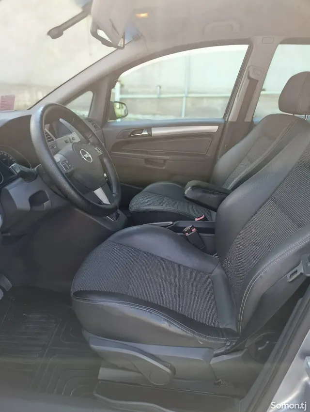 Opel Zafira 2006 · 1.9 MT