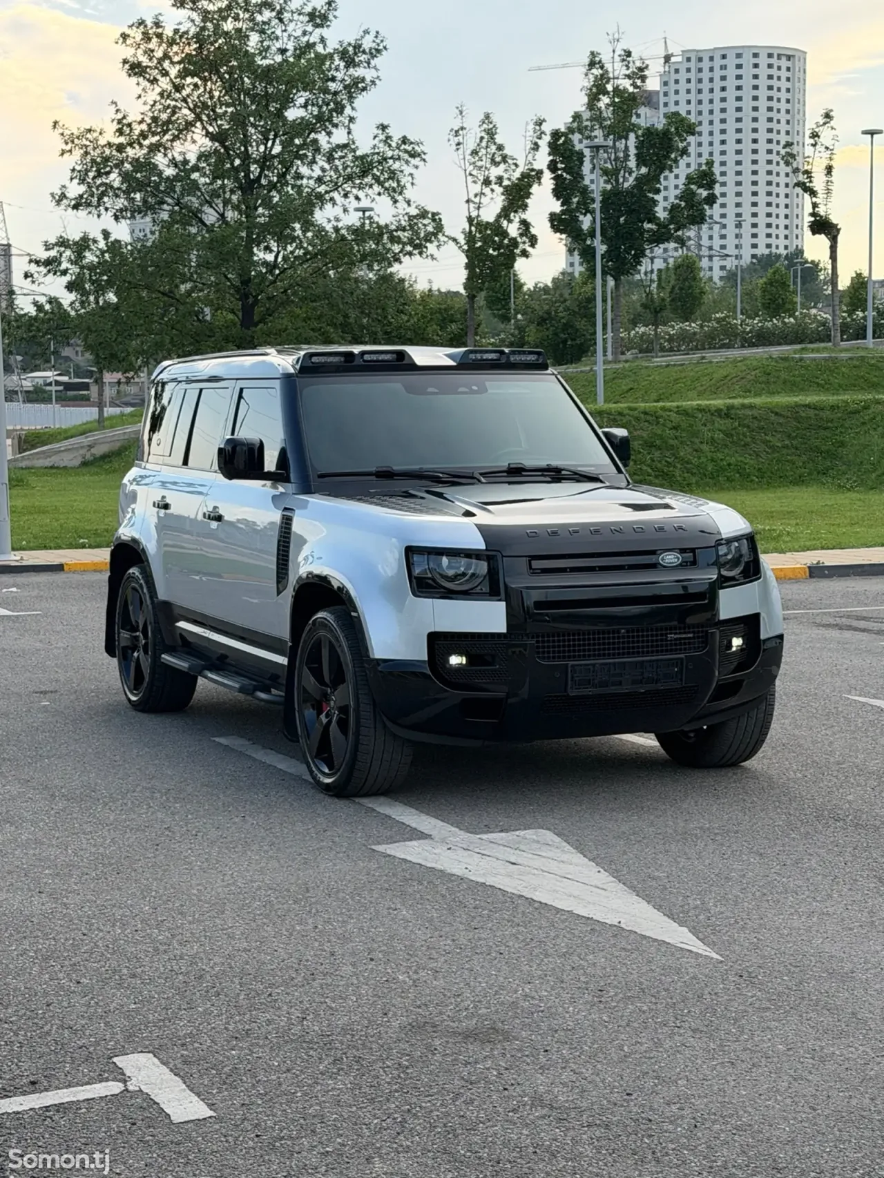 Land Rover Defender 2023 · 3.0 AT