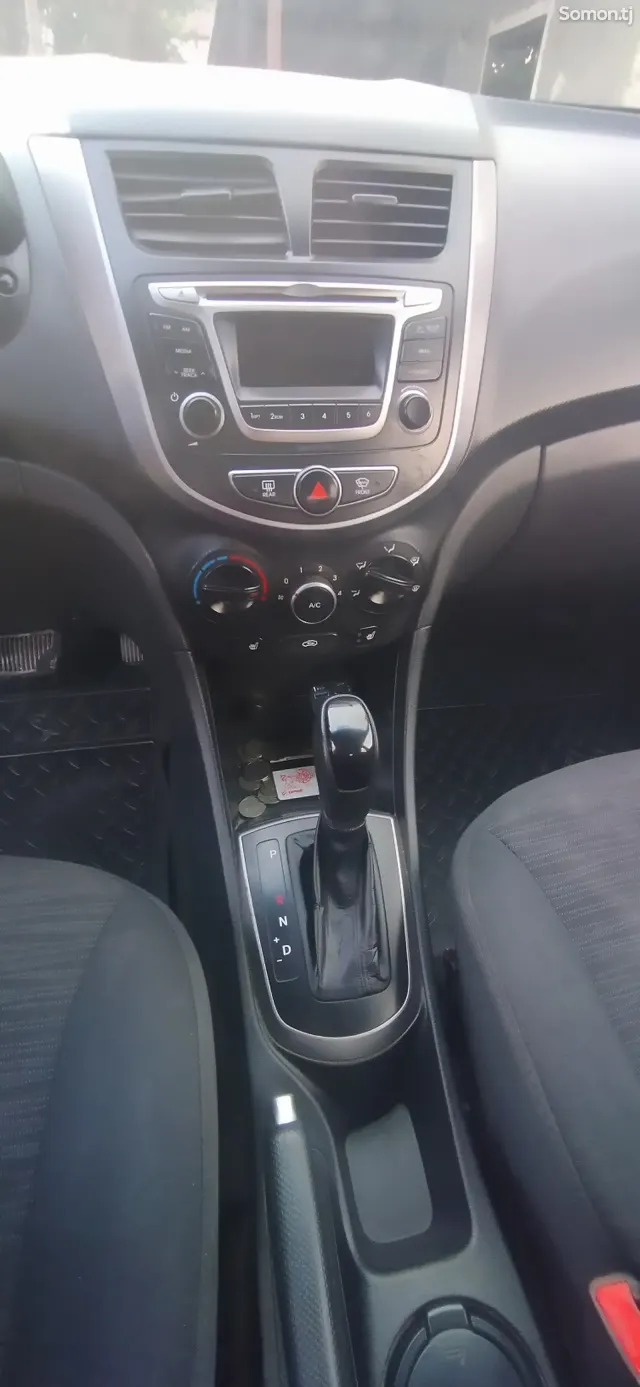Hyundai Solaris 2015 · 1.6 AT