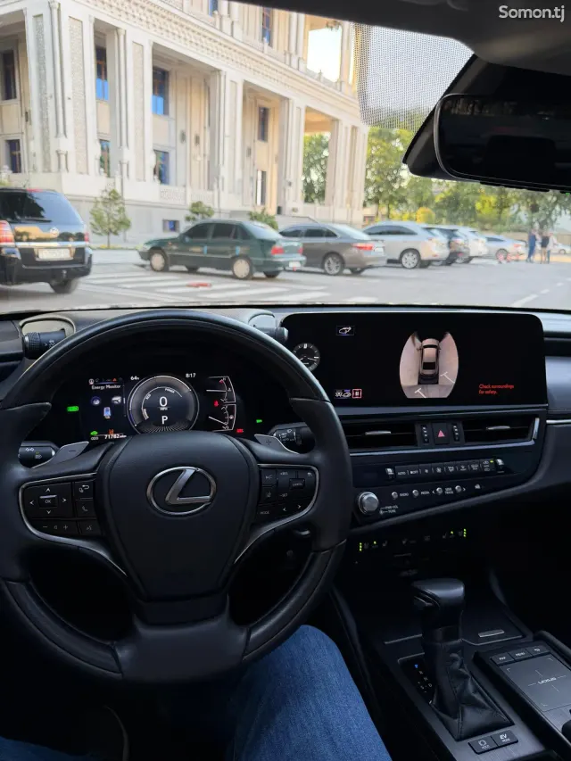 Lexus ES series 2022 · 2.5 AT