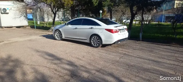 Hyundai Sonata 2011 · 2.4 AT