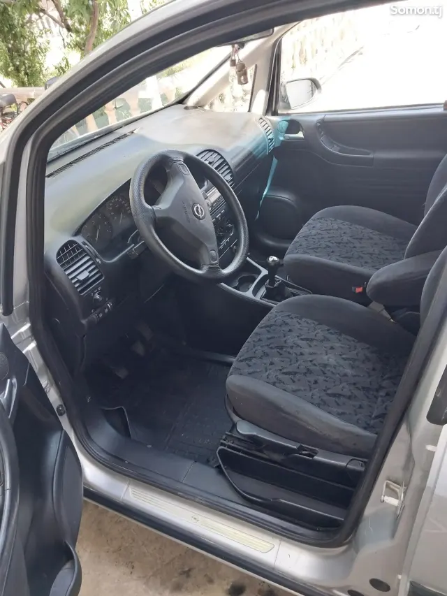 Opel Zafira 2002 · 1.8 MT