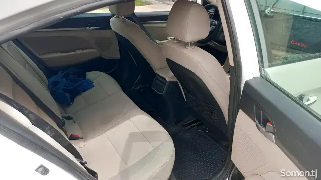 Hyundai Elantra 2017 · 2.0 AT