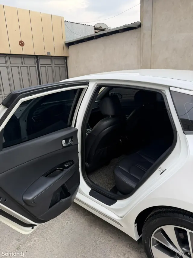Kia K5 2016 · 2.0 AT