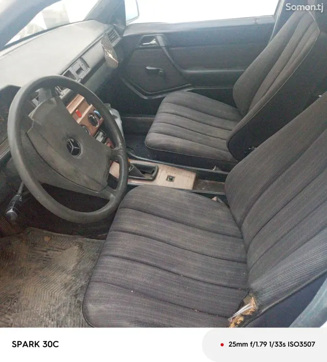 Mercedes-Benz W124 1988 · 2.3 MT