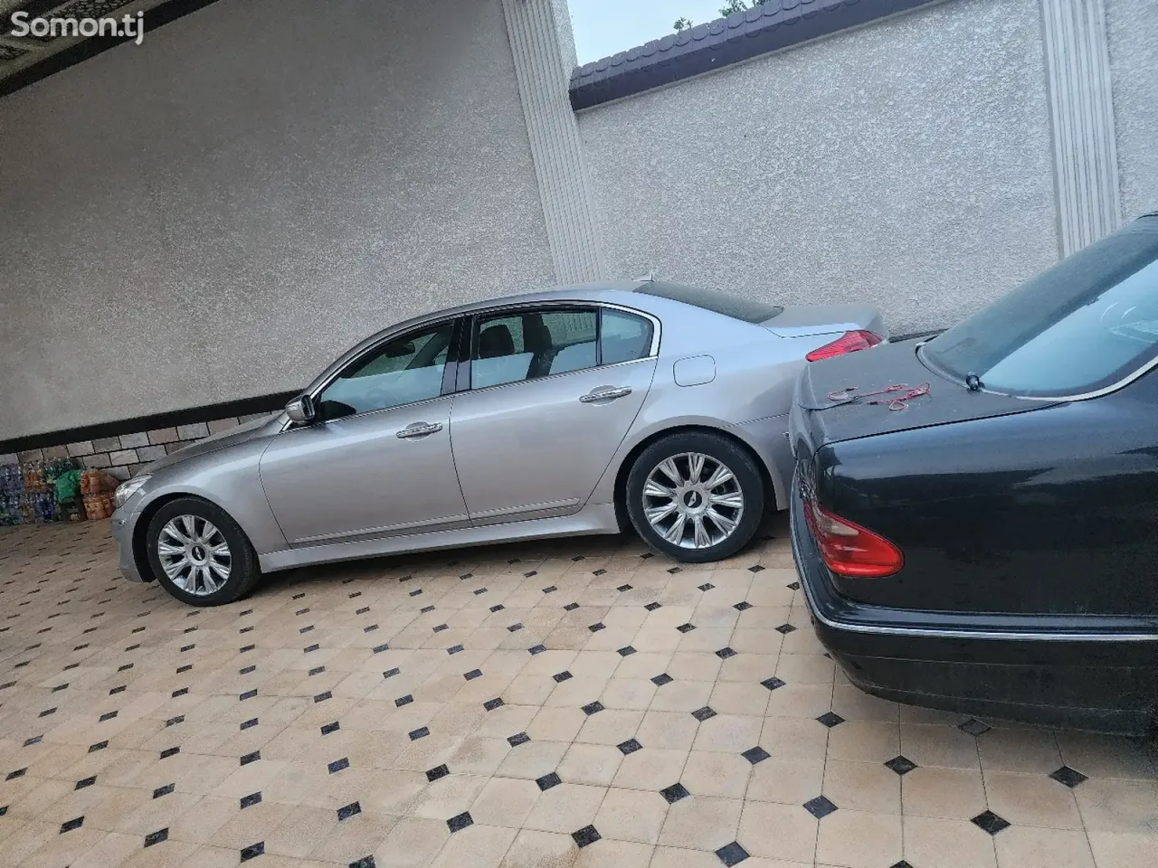 Hyundai Genesis 2011 · 3.3 AT