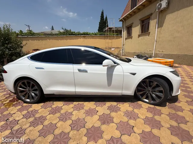 Tesla Model S 2015 · AT