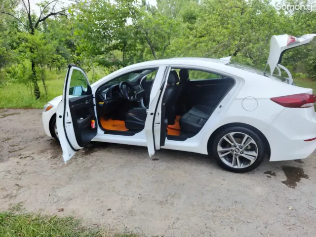 Hyundai Elantra 2017 · 2.0 AT
