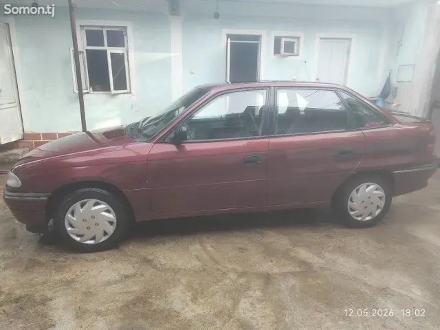 Opel Astra F 1993 · 1.6 MT