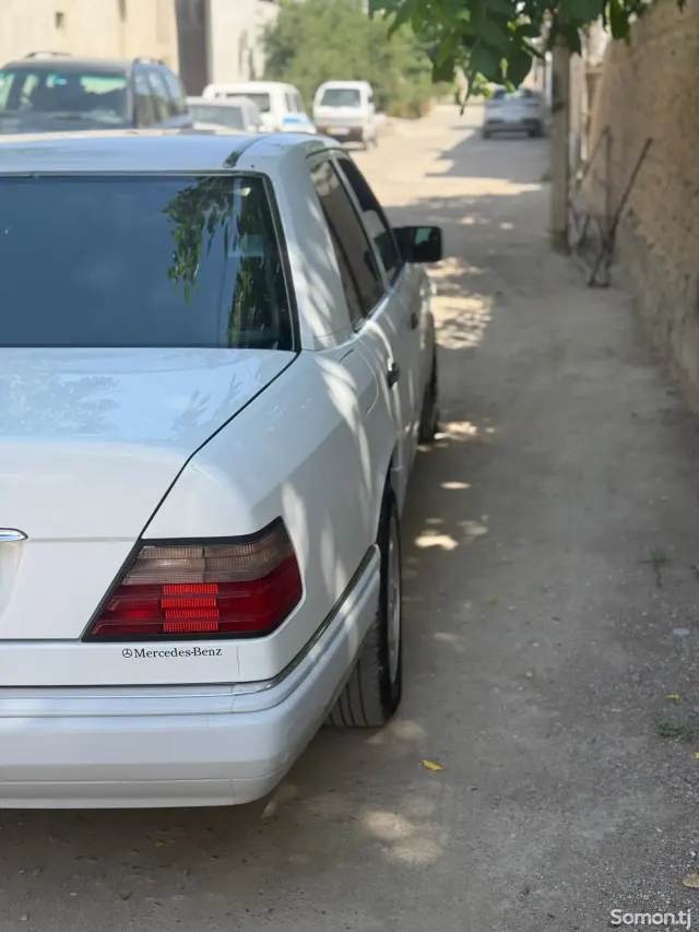 Mercedes-Benz W124 1994 · 2.0 MT
