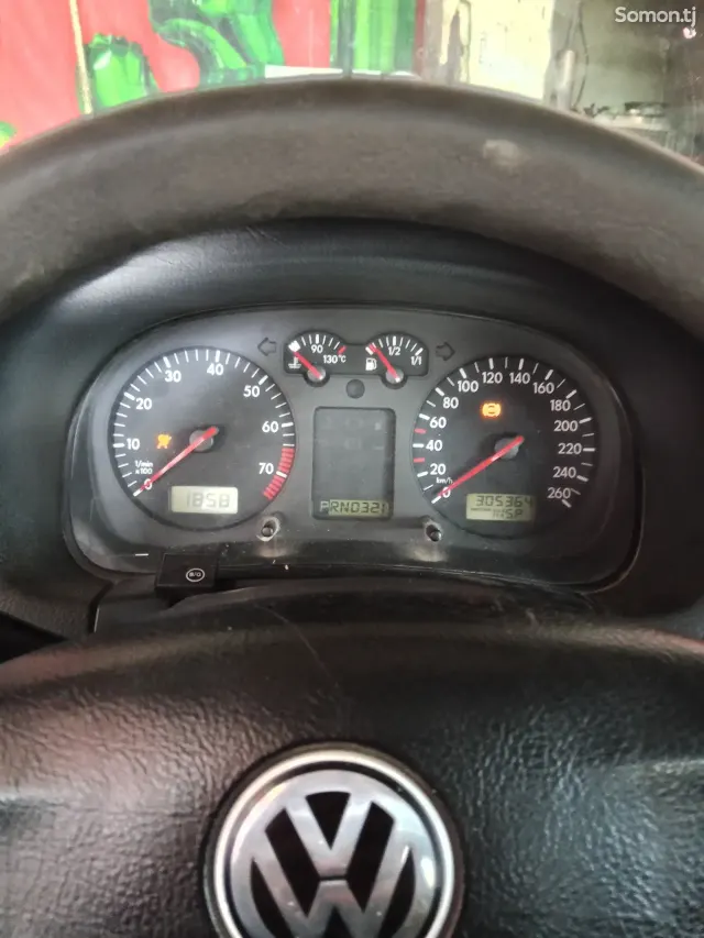 Volkswagen Golf 1998 · 1.6 AT