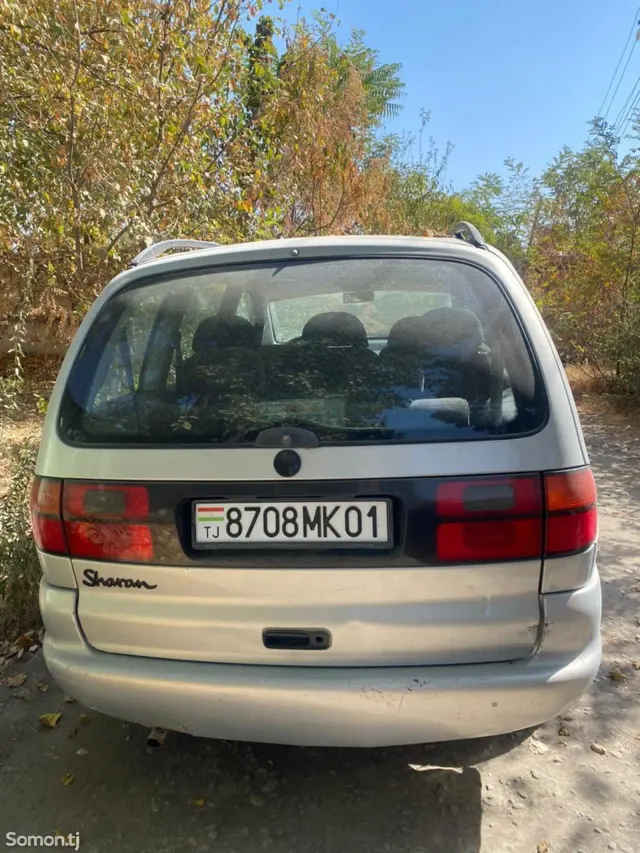 Volkswagen Touran 1997 · 1.8 MT