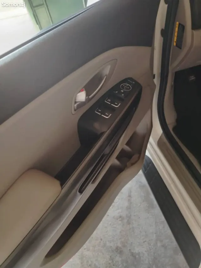 Kia Carnival 2015 · 2.2 AT