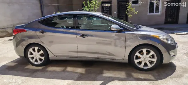 Hyundai Elantra 2013 · 1.8 AT