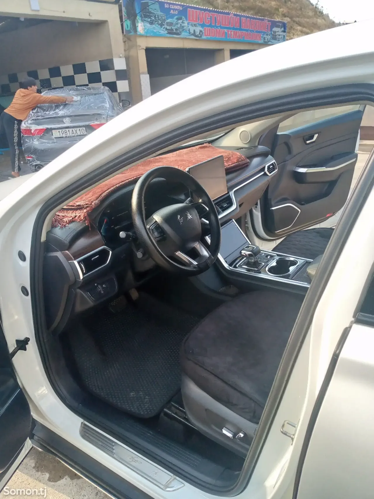 Hongqi E-HS3 2019 · AT
