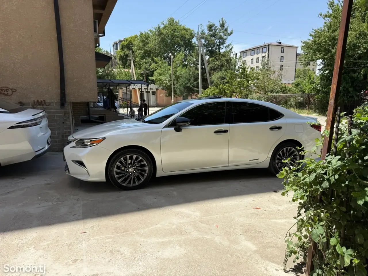 Lexus ES series 2017 · 3.0 AT