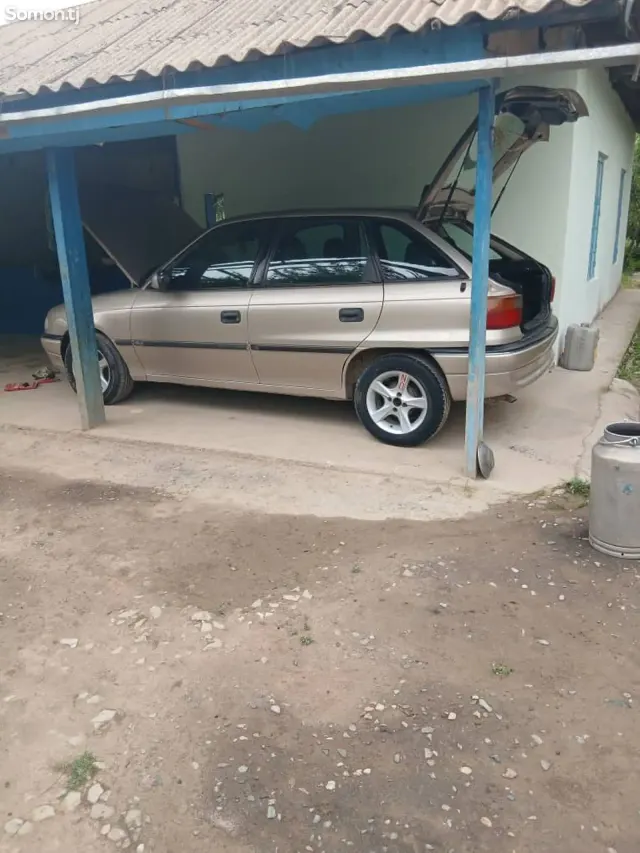 Opel Astra F 1996 · 1.6 MT