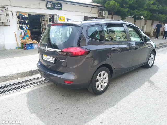 Opel Zafira 2016 · 2.0 MT