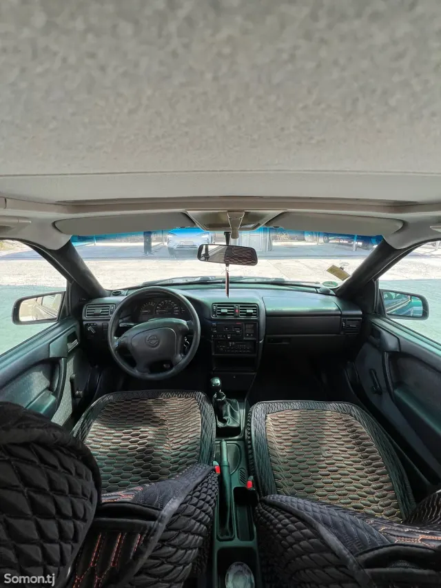 Opel Vectra A 1995 · 1.6 MT