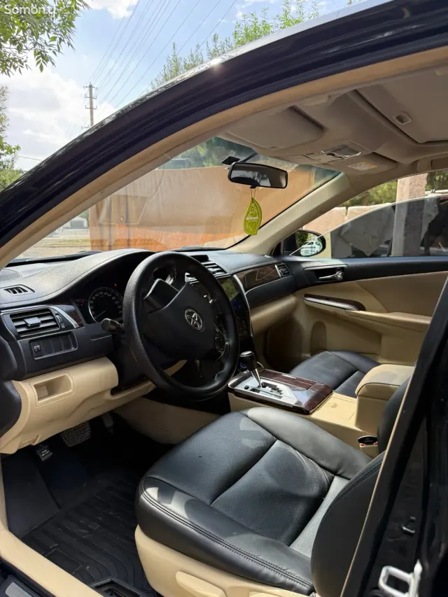 Toyota Camry 2015 · 2.0 AT