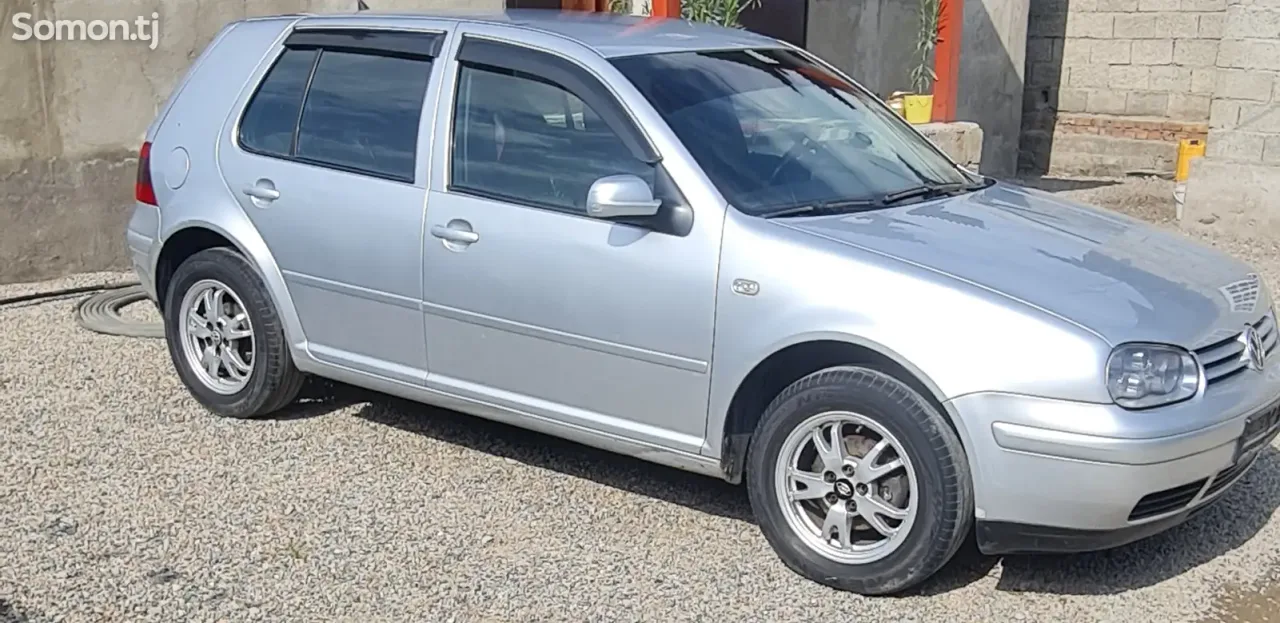 Volkswagen Golf 2003 · 1.6 MT